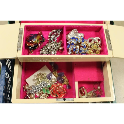 357 - TWO TRAYS OF COLLECTABLES AND COSTUME JEWELLERY TO INC POCKET WATCHES, POLISHED AGATE NECKLACE ETC