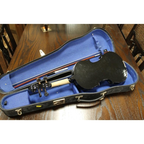 61 - A MODERN BLACK GLOSS 4/4 VIOLIN IN CASE WITH BOW