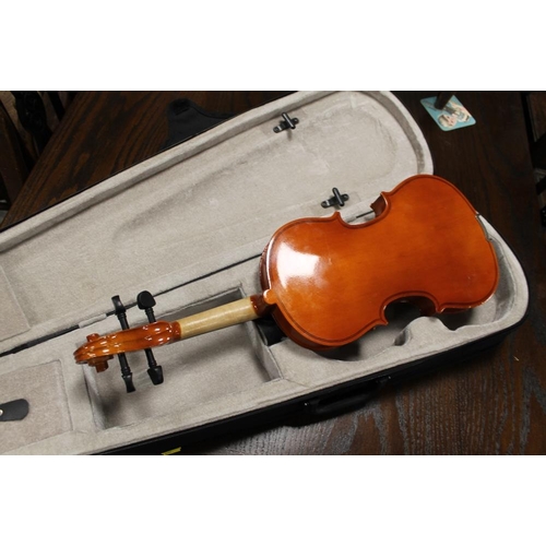 62 - A MODERN 4/4 STUDENTS VIOLIN IN CASE