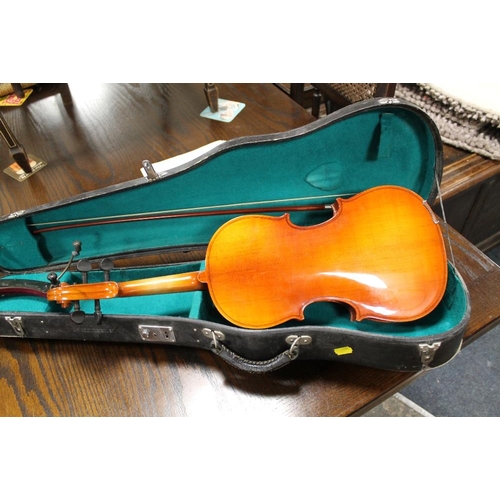 64 - A MODERN SKYLARK 4/4 VIOLIN IN CASE WITH BOW