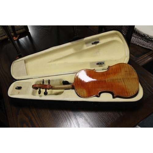 67 - A VINTAGE TWO PIECE BACK 4/4 VIOLIN IN CARRY CASE