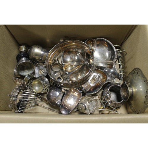 77 - A BOX OF SILVER PLATED METALWARE TO INCLUDE NAPKIN RINGS, TOAST RACKS ETC