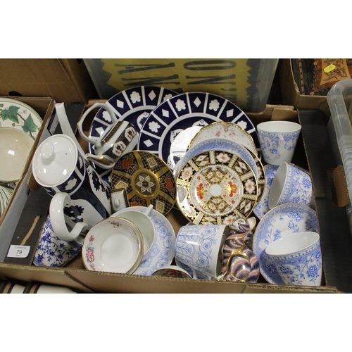 79 - A TRAY OF ROYAL CROWN DERBY AND OTHER CERAMICS TO INCLUDE A ROYAL CROWN DERBY CAT PAPERWEIGHT, UNMAR... 