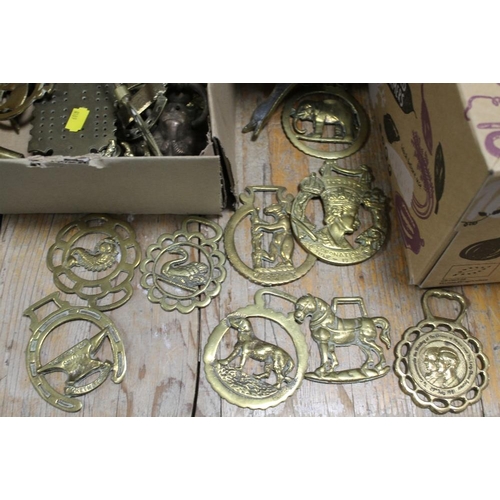 136 - A BOX OF BRASSWARE TO INCLUDE HORSE BRASSES