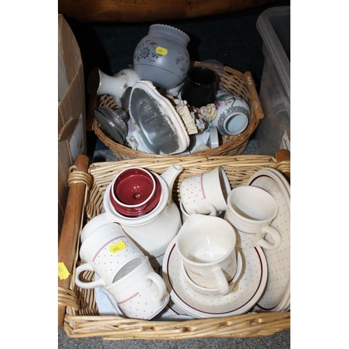 154 - A LARGE QUANTITY OF ASSORTED CERAMICS TO INCLUDE BILTONS POLKADOT TEAWARE, PLANTERS ETC