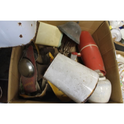 175 - A BOX OF VINTAGE KITCHENALIA ETC. TO INCLUDE AN ENAMELLED BUCKET, VINTAGE MINCER ETC.