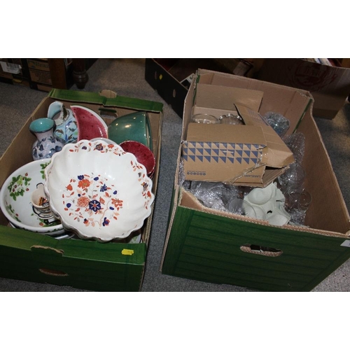 184 - A TRAY OF ASSORTED CERAMICS TO INCLUDE A PORTMEIRION FRUIT BOWL, TOGETHER WITH A TRAY OF GLASSWARE (... 