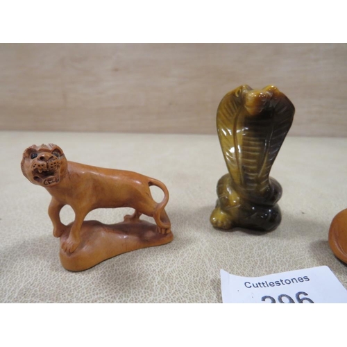 296 - TWO CARVED NETSUKI IN THE FORM OF LIONS TOGETHER WITH A TIGERS EYE COBRA FIGURE - H 6 CM