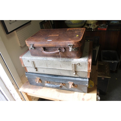 209 - THREE PIECES OF VINTAGE LUGGAGE TO INCLUDE A LEATHER EXAMPLE