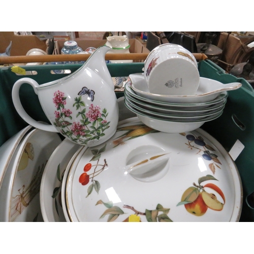 112 - A TRAY OF ROYAL WORCESTER AND PORTMEIRION CERAMICS TO INCLUDE EVESHAM DINNERWARE, BOTANIC GARDENS ET... 