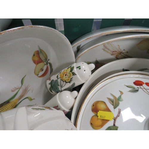 112 - A TRAY OF ROYAL WORCESTER AND PORTMEIRION CERAMICS TO INCLUDE EVESHAM DINNERWARE, BOTANIC GARDENS ET... 