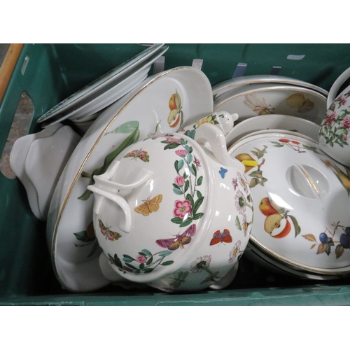 112 - A TRAY OF ROYAL WORCESTER AND PORTMEIRION CERAMICS TO INCLUDE EVESHAM DINNERWARE, BOTANIC GARDENS ET... 