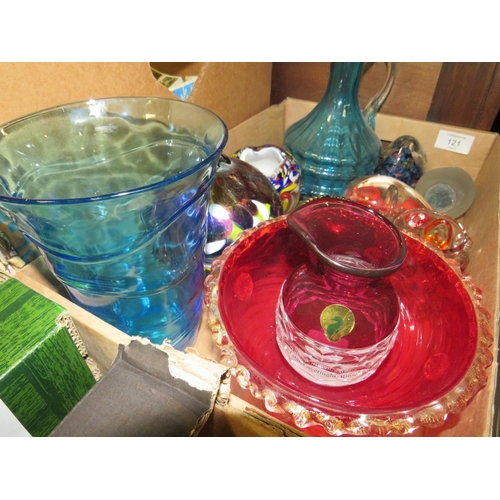 121 - A TRAY OF STUDIO GLASSWARE TO INCLUDE A WATERFORD CRYSTAL JUG ETC