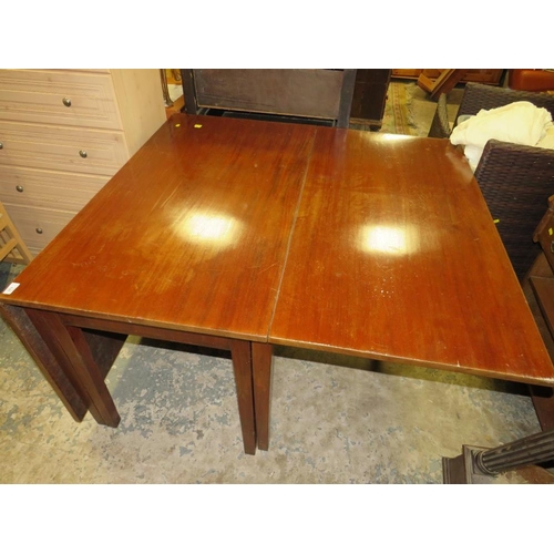 620 - A LARGE ANTIQUE MAHOGANY DROPLEAF TABLE