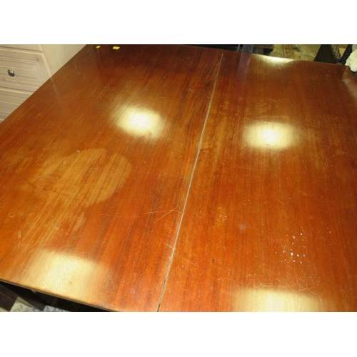 620 - A LARGE ANTIQUE MAHOGANY DROPLEAF TABLE