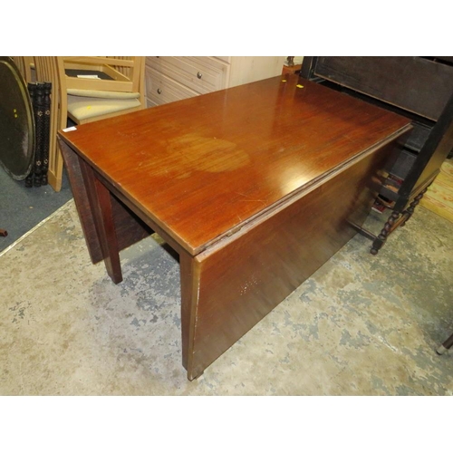 620 - A LARGE ANTIQUE MAHOGANY DROPLEAF TABLE