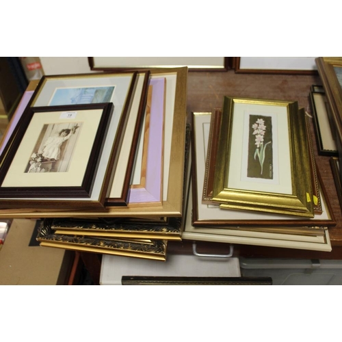 19 - A QUANTITY OF FRAMED AND GLAZED PICTURES AND PRINTS TO INCLUDE OIL PAINTINGS, STILL LIFE ETC