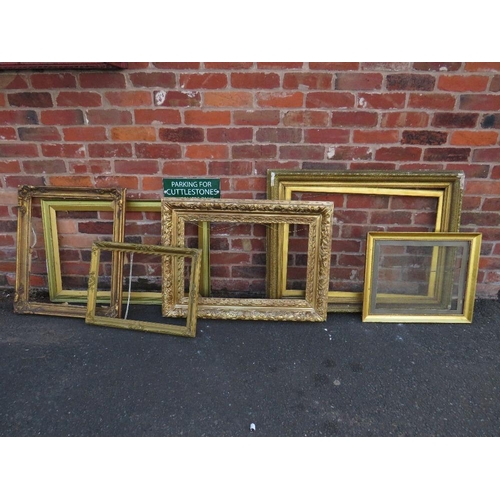 34 - A QUANTITY OF ASSORTED ANTIQUE AND VINTAGE GILT PICTURE FRAMES