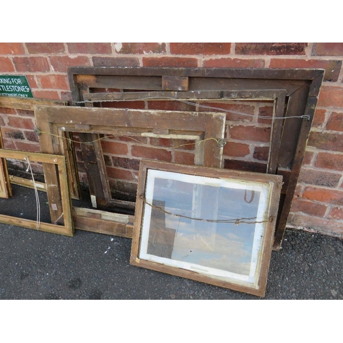 34 - A QUANTITY OF ASSORTED ANTIQUE AND VINTAGE GILT PICTURE FRAMES