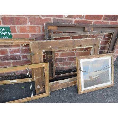 34 - A QUANTITY OF ASSORTED ANTIQUE AND VINTAGE GILT PICTURE FRAMES