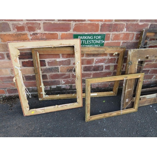 34 - A QUANTITY OF ASSORTED ANTIQUE AND VINTAGE GILT PICTURE FRAMES