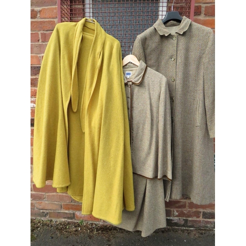 62 - A RAIL OF LADIES VINTAGE AND MODERN CLOTHING TO INCLUDE A SELECTION OF TWEED SKITS, MODERN AND VINTA... 