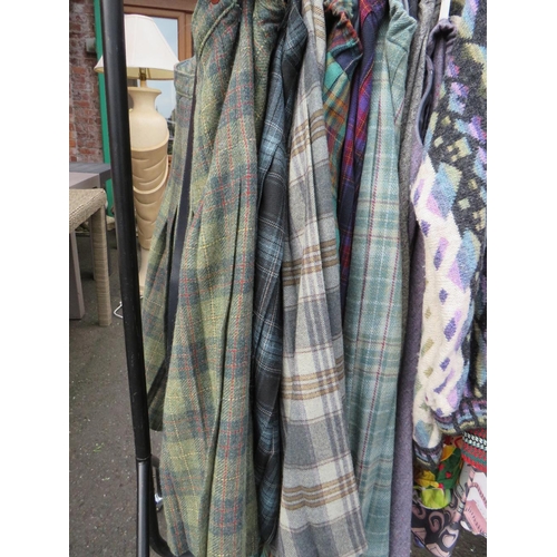 62 - A RAIL OF LADIES VINTAGE AND MODERN CLOTHING TO INCLUDE A SELECTION OF TWEED SKITS, MODERN AND VINTA... 