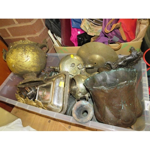 106 - A LARGE TRAY OF ASSORTED METALWARE TO INCLUDE SILVER PLATED EXAMPLES, COPPER FRILLED TOP JARDINIERE ... 