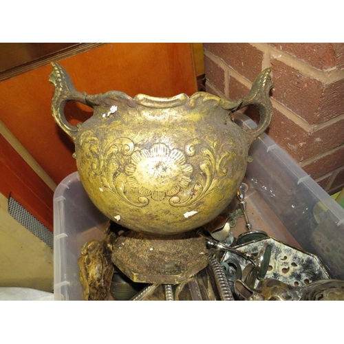 106 - A LARGE TRAY OF ASSORTED METALWARE TO INCLUDE SILVER PLATED EXAMPLES, COPPER FRILLED TOP JARDINIERE ... 