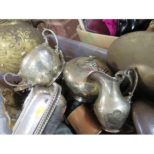 106 - A LARGE TRAY OF ASSORTED METALWARE TO INCLUDE SILVER PLATED EXAMPLES, COPPER FRILLED TOP JARDINIERE ... 