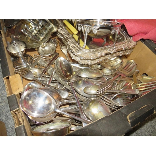 110 - A TRAY OF SILVER PLATED METALWARE TO INCLUDE A QUANTITY OF FLATWARE, SILVER PLATED TOAST RACK, CRUMB... 