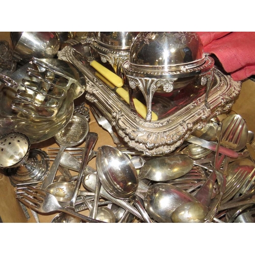 110 - A TRAY OF SILVER PLATED METALWARE TO INCLUDE A QUANTITY OF FLATWARE, SILVER PLATED TOAST RACK, CRUMB... 