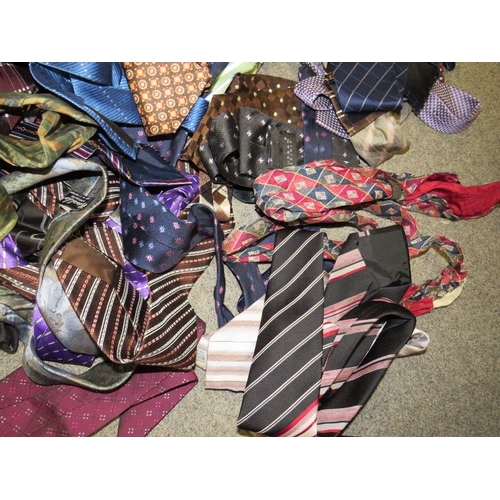 113 - A LARGE QUANTITY OF ASSORTED TIES TO INCLUDE SILK EXAMPLES