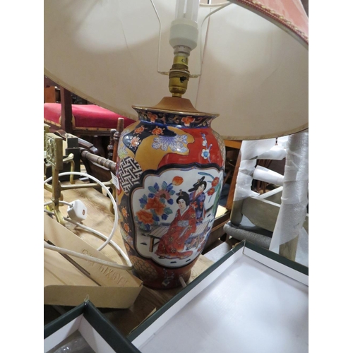 116 - A QUANTITY OF HOUSEHOLD SUNDRIES TO INCLUDE AN ORIENTAL STYLE CERAMIC TABLE LAMP, BRASS FIRE DOGS ET... 