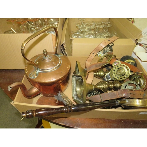 123 - A BOX OF ASSORTED METALWARE TO INCLUDE A VINTAGE COPPER KETTLE, WOODEN HANDLES CARVING SET, JAGUAR C... 