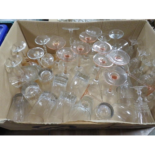 124 - A LARGE QUANTITY OF ASSORTED GLASSWARE TO INCLUDE CUT GLASS EXAMPLES