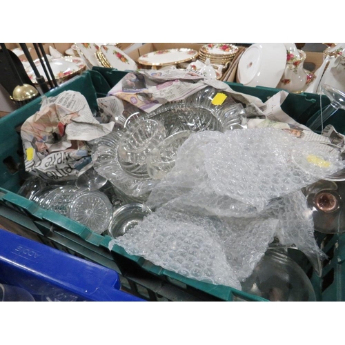 124 - A LARGE QUANTITY OF ASSORTED GLASSWARE TO INCLUDE CUT GLASS EXAMPLES