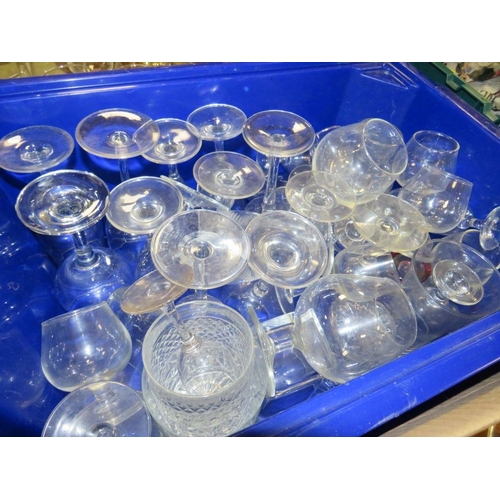 124 - A LARGE QUANTITY OF ASSORTED GLASSWARE TO INCLUDE CUT GLASS EXAMPLES