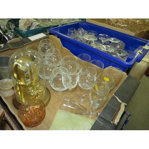 124 - A LARGE QUANTITY OF ASSORTED GLASSWARE TO INCLUDE CUT GLASS EXAMPLES