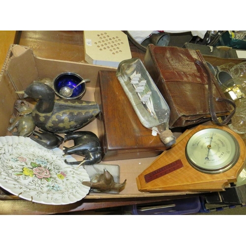 125 - A TRAY OF ASSORTED COLLECTABLES TO INCLUDE A MAHOGANY LIDDED BOX, SHIP IN A BOTTLE ETC