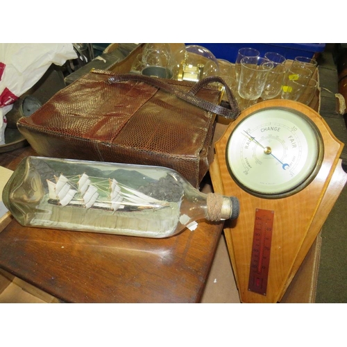 125 - A TRAY OF ASSORTED COLLECTABLES TO INCLUDE A MAHOGANY LIDDED BOX, SHIP IN A BOTTLE ETC