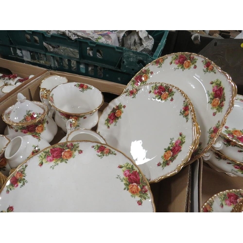 127 - A LARGE QUANTITY OF ROYAL ALBERT OLD COUNTRY ROSES CHINA IN FIVE TRAYS TO INCLUDE TRIOS, TUREENS, TE... 