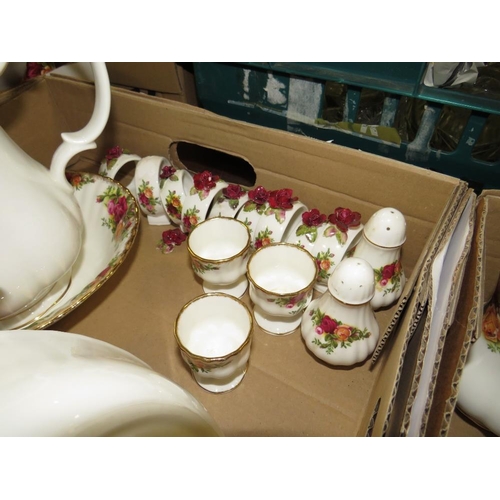 127 - A LARGE QUANTITY OF ROYAL ALBERT OLD COUNTRY ROSES CHINA IN FIVE TRAYS TO INCLUDE TRIOS, TUREENS, TE... 