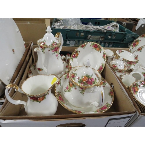 127 - A LARGE QUANTITY OF ROYAL ALBERT OLD COUNTRY ROSES CHINA IN FIVE TRAYS TO INCLUDE TRIOS, TUREENS, TE... 