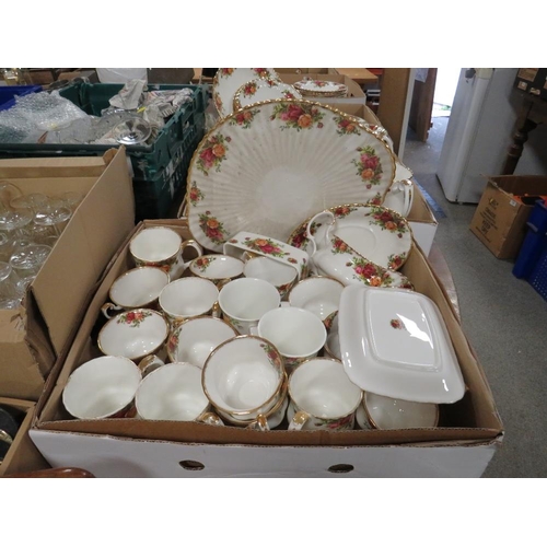 127 - A LARGE QUANTITY OF ROYAL ALBERT OLD COUNTRY ROSES CHINA IN FIVE TRAYS TO INCLUDE TRIOS, TUREENS, TE... 