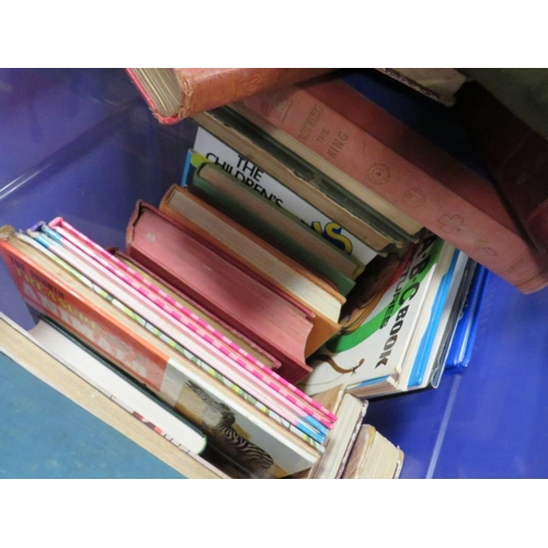 129 - A LARGE QUANTITY OF VINTAGE BOOKS TO INCLUDE ANTIQUARIAN BOOKS ETC