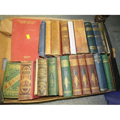 129 - A LARGE QUANTITY OF VINTAGE BOOKS TO INCLUDE ANTIQUARIAN BOOKS ETC