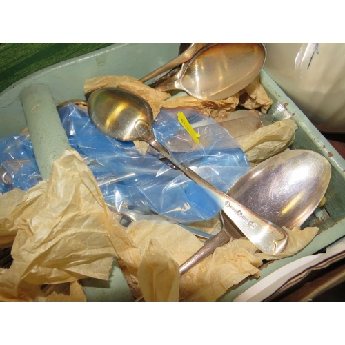 134 - TWO TRAYS OF SILVER PLATED FLATWARE ETC TOGETHER WITH CHARLES HORNER SILVER THIMBLE