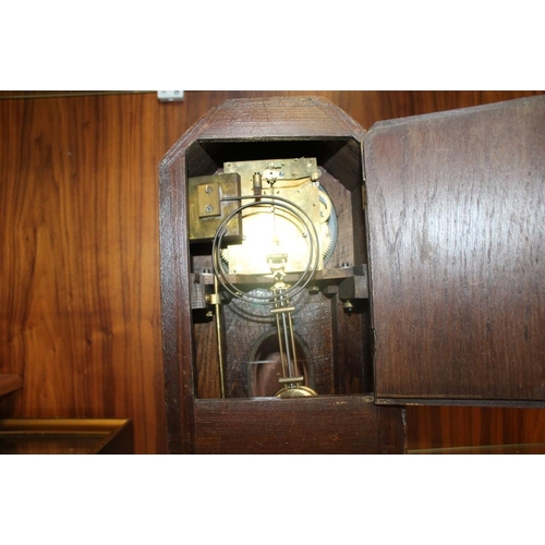 210 - A VINTAGE OAK CASED MANTLE CLOCK WITH VISIBLE PENDULUM, H 37 CM