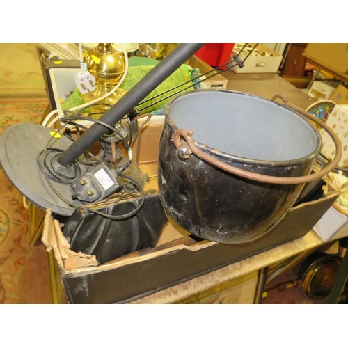 83 - A TRAY OF ASSORTED METALWARE TO INCLUDE AN ENAMELLED COOKING POT, RAILWAY STYLE SICKLE ETC.